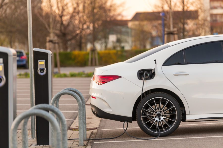 Ein rein elektrisches Auto an einer Ladestation