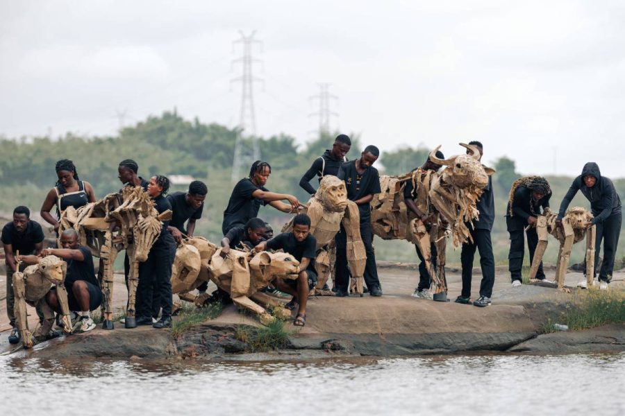Gli artisti della performance The herds a Kinshasa, nella Repubblica Democratica del Congo, 9 aprile 2025. (Berclaire for The Walk Productions)