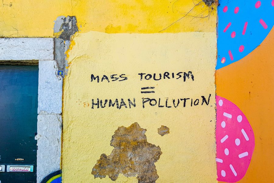 Graffito contro il turismo di massa -  credit: Mark de Jong su Unsplash