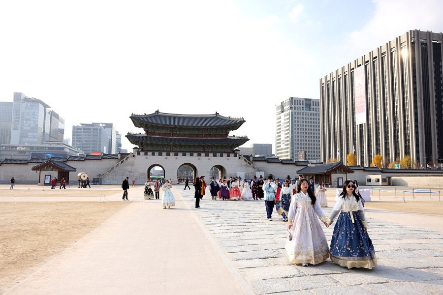 Visitatori del Gyeongbokgung Palace in abiti tradizionali a Seoul, Korea del Sud. Fotografia di Gage Skidmore, CC BY-SA 4.0.