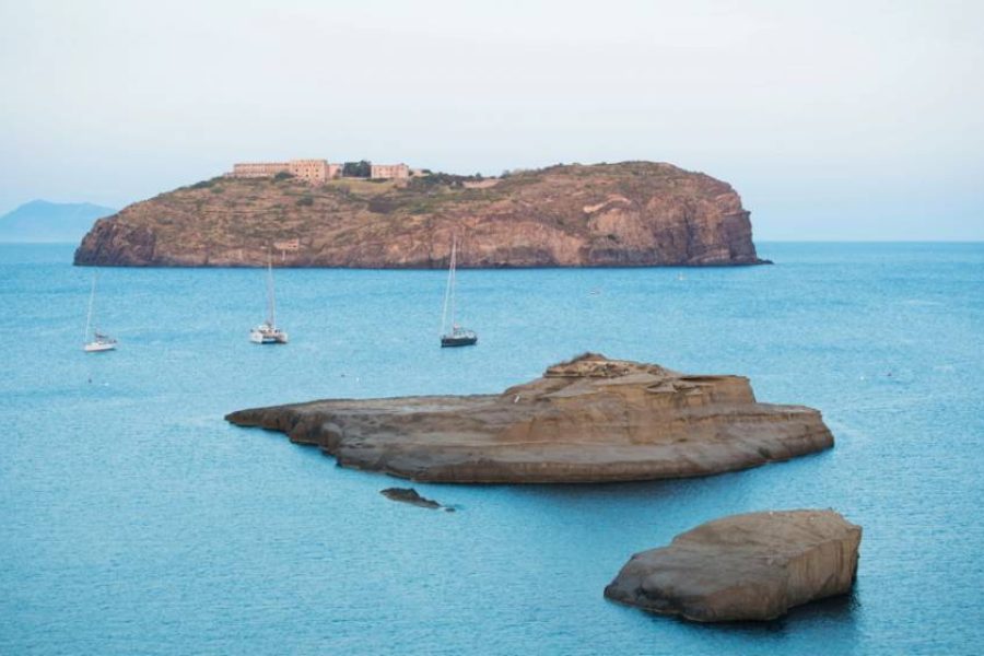 L'isola di Santo Stefano, nell'arcipelago delle Ponziane. Foto Tiberio Barchielli - Touring Club