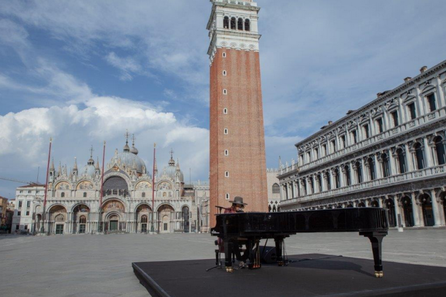 Zucchero in una piazza San Marco deserta