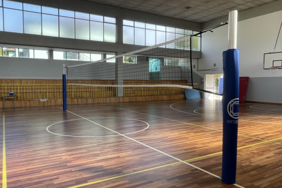 https://www.artisport.it/it/ambienti/impianto-pallavolo-monotubolare-in-alluminio-con-bussole-669.html